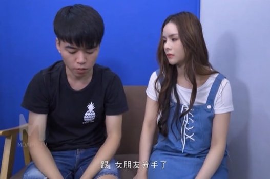 สามีมองภรรยาของเขาอย่างเงียบ ๆ ซึ่งนอนหลับและผ่อนคลายอารมณ์ที่ระเบิด