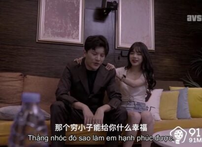 กับเพื่อนที่ร้อนแรงของเธอทำให้เธอหลงใหล