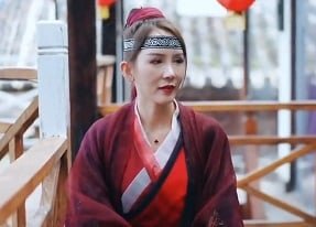 มีเพศสัมพันธ์กับเพื่อนบ้านที่มีเสน่ห์ของน้องสาวของเธอ