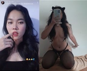 สวมชุดจบและชุดว่ายน้ำของเธอ