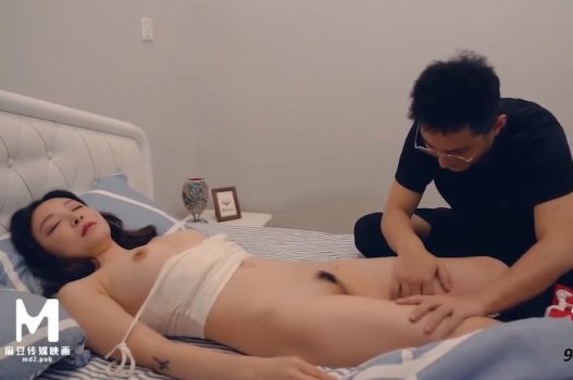แม้ว่าพ่อของเขาจะแต่งงานใหม่ลูกชายของเขายังคงแอบจีบกับแม่เลี้ยงของเขาเพื่อตอบสนองความปรารถนาของเขา