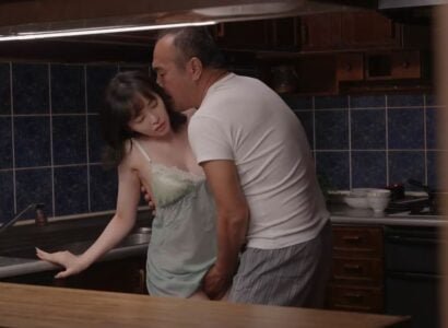 ทุกคืนแม่ -in -law แม่ -ในกฎหมายให้ลูกสาวของเธอ -ในกฎหมาย
