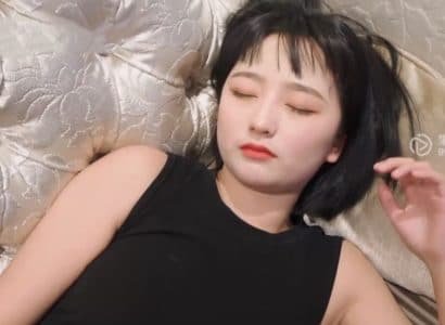 ชายผู้น่าสงสารได้พบกับน้องสาวที่สวยงามเพื่อเพลิดเพลินกับคืนอันลามก