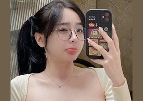 เลขานุการแมวดำล่อลวงคืนนี้ในคืนที่มืดมิด